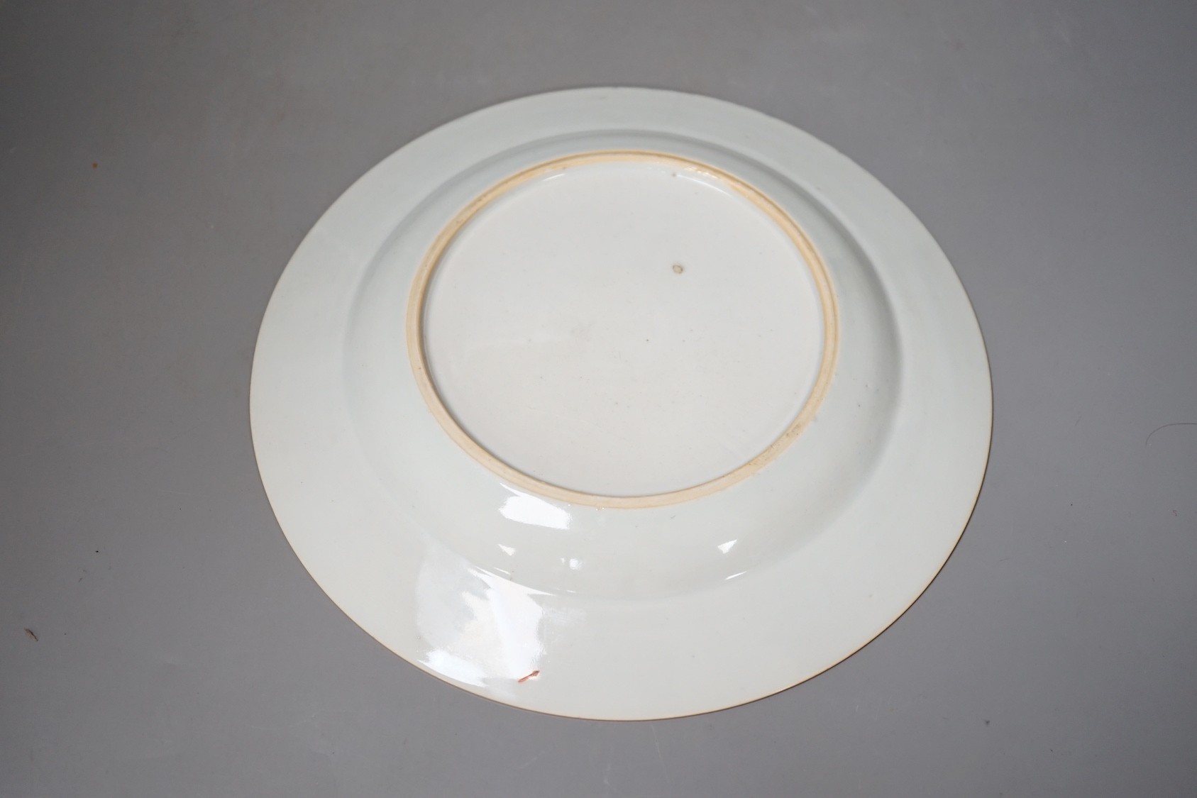 A Chinese famille rose 'rooster' plate, Yongzheng period - 23cm diameter